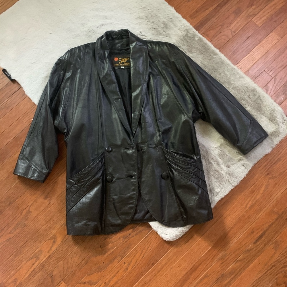 📺 Vintage black leather jacket